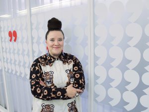 Nainen, joka pesi isännöintialan kasvot
